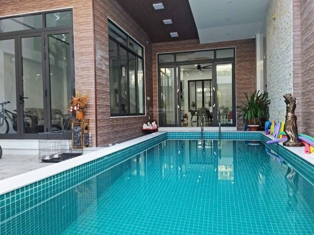 Căn biệt thự phố siêu đẹp có hồ bơi ngay trung tâm thành phố cần bán
