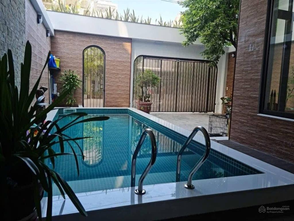 Căn biệt thự phố siêu đẹp có hồ bơi ngay trung tâm thành phố cần bán