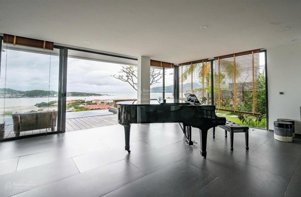 Chủ cần bán biệt thự view trực diện biển trần phú nha trang