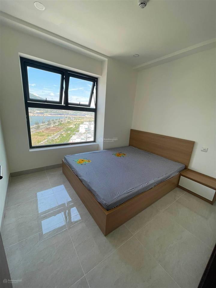 Cho thuê căn góc 2pn 2 vs tầng cao view sông và view pháo hoa full nội thất mới giá thuê 12 triệu
