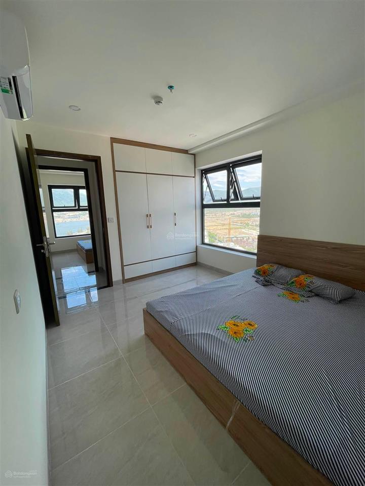 Cho thuê căn góc 2pn 2 vs tầng cao view sông và view pháo hoa full nội thất mới giá thuê 12 triệu