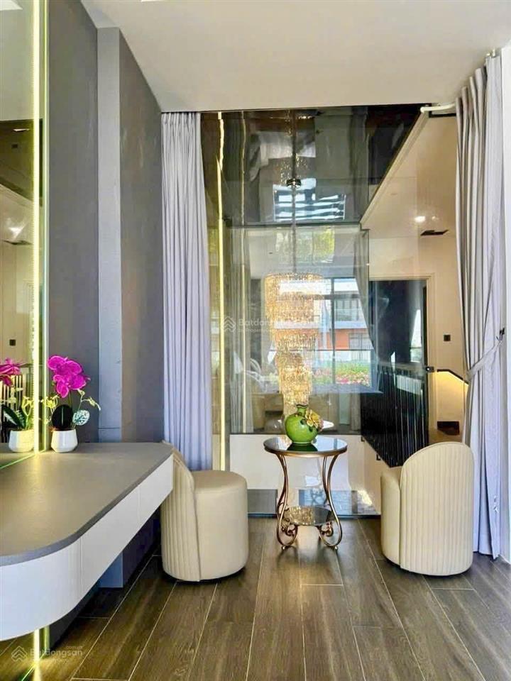 Hạ giá bán nhanh nhà gói 8 mỹ gia ngay hồ bơi full nội thất cao cấp chỉ 9 tỷ 500 triệu