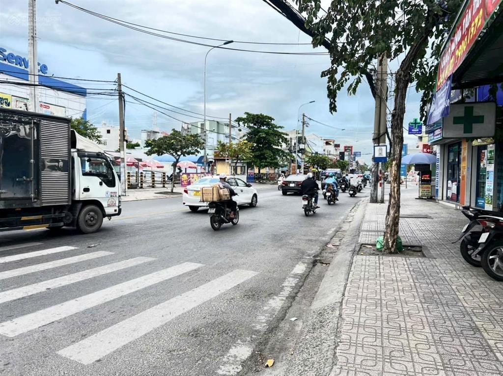 Bán gấp căn nhà 1 trệt 5 lầu góc 2 mặt tiền đỗ xuân hợp đối diện globall city