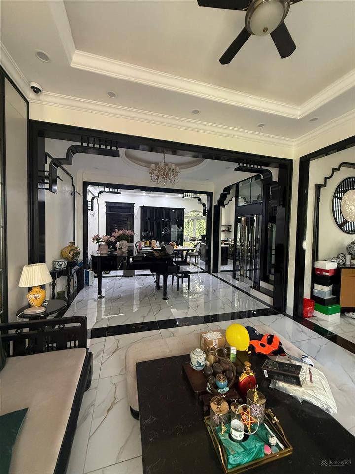 Biệt thự l7. 200m | 01 hầm + 3 tầng | sau nhà là hồ & công viên | 46 tỷ