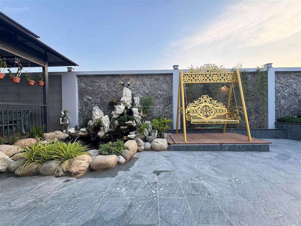 Kẹt vốn làm ăn bán căn villa 290m2 ngay xã mỹ hạnh nam, full nội thất có sân vườn.