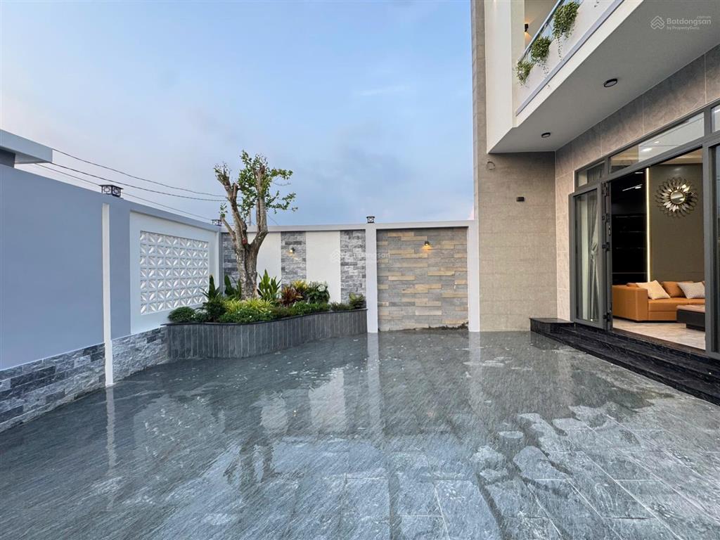 Kẹt vốn làm ăn bán căn villa 290m2 ngay xã mỹ hạnh nam, full nội thất có sân vườn.