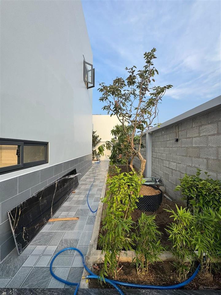 Kẹt vốn làm ăn bán căn villa 290m2 ngay xã mỹ hạnh nam, full nội thất có sân vườn.