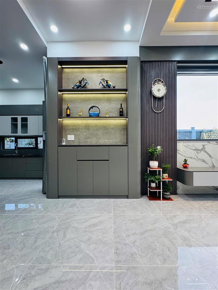 Kẹt vốn làm ăn bán căn villa 290m2 ngay xã mỹ hạnh nam, full nội thất có sân vườn.