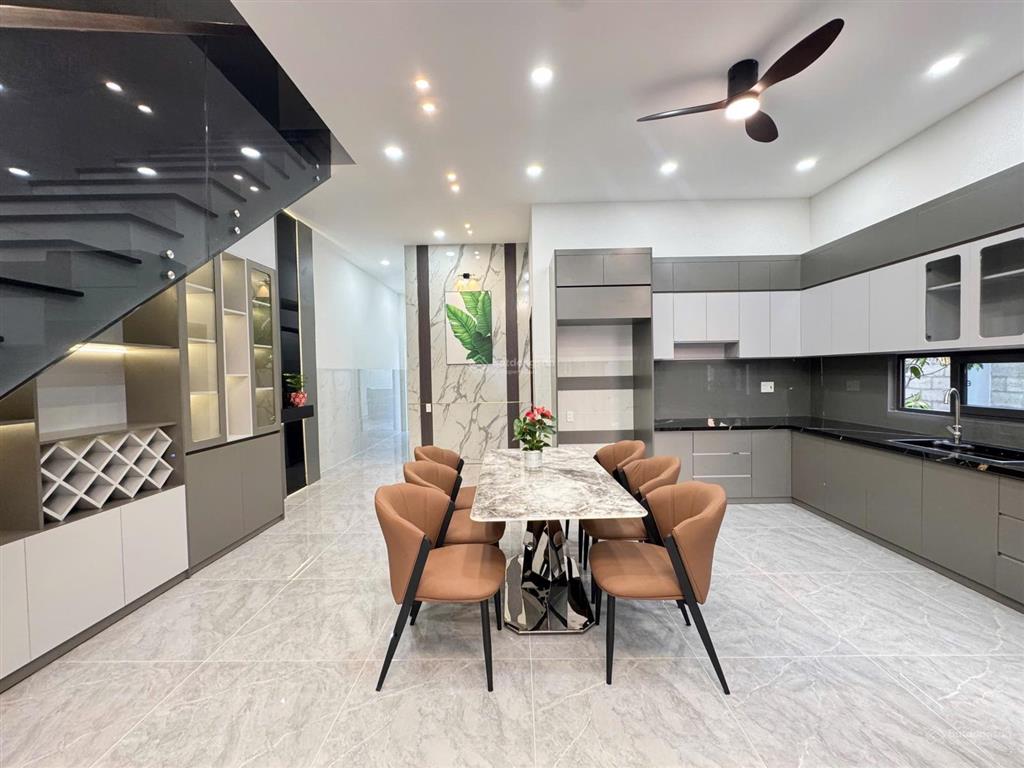 Kẹt vốn làm ăn bán căn villa 290m2 ngay xã mỹ hạnh nam, full nội thất có sân vườn.
