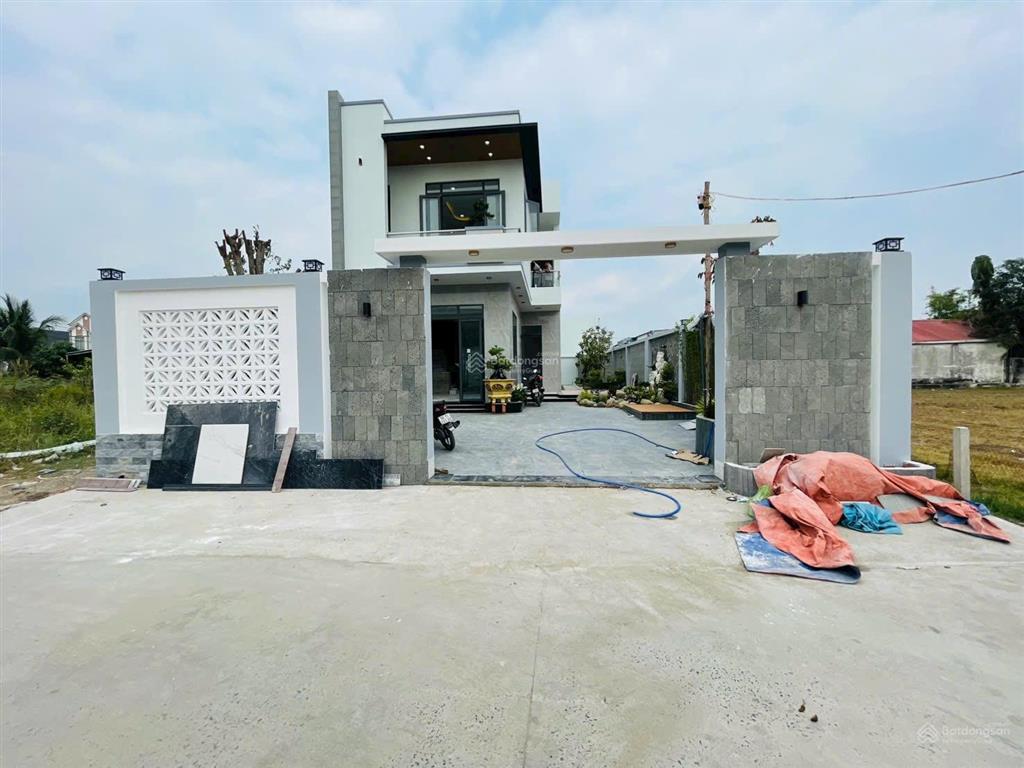 Kẹt vốn làm ăn bán căn villa 290m2 ngay xã mỹ hạnh nam, full nội thất có sân vườn.