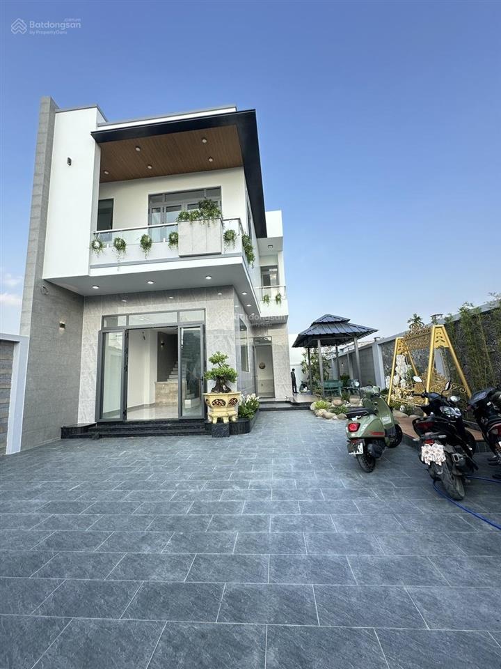 Kẹt vốn làm ăn bán căn villa 290m2 ngay xã mỹ hạnh nam, full nội thất có sân vườn.