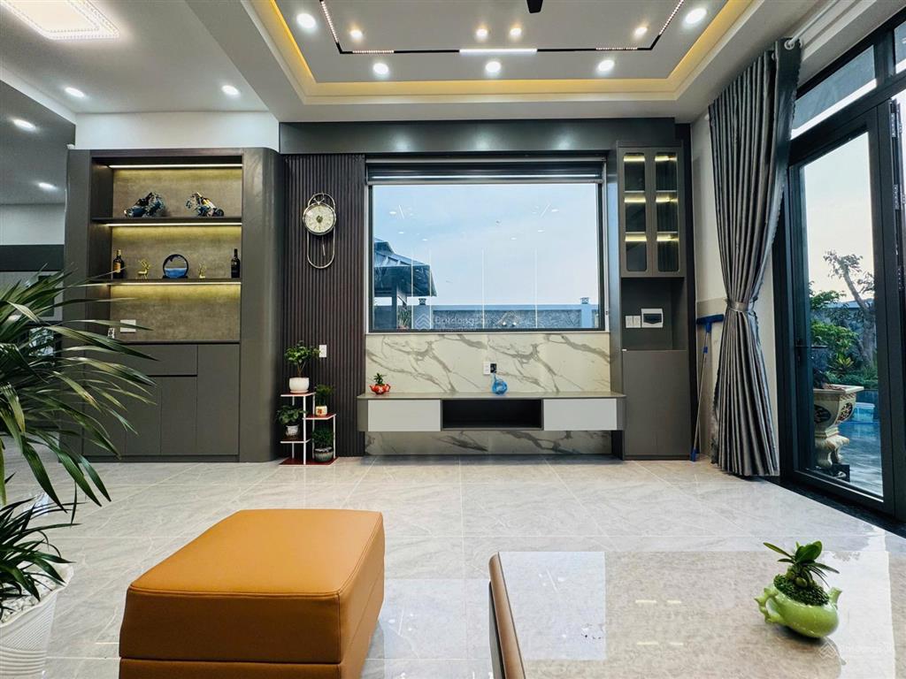 Kẹt vốn làm ăn bán căn villa 290m2 ngay xã mỹ hạnh nam, full nội thất có sân vườn.