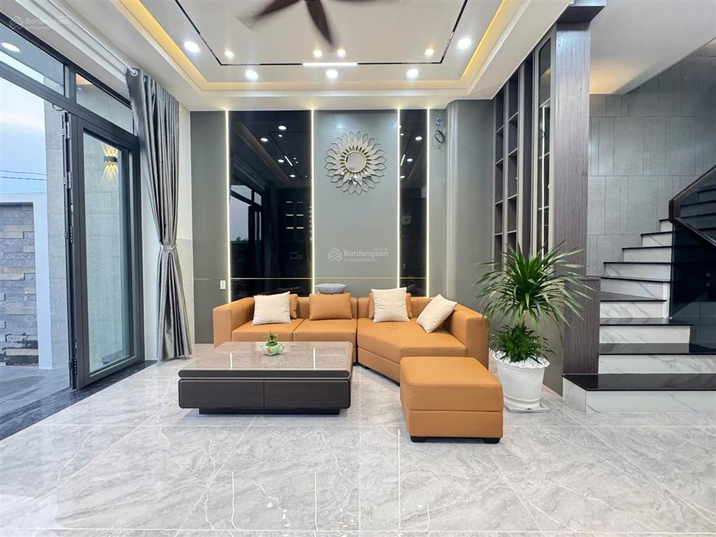 Kẹt vốn làm ăn bán căn villa 290m2 ngay xã mỹ hạnh nam, full nội thất có sân vườn.