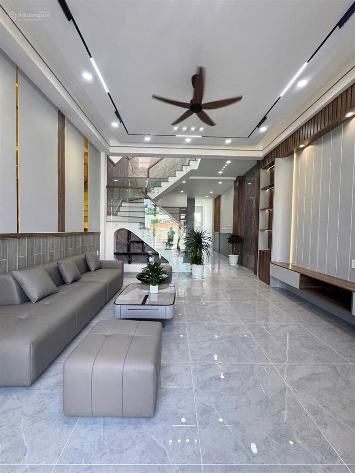 Bán nhà sát nhựa giồng lớn, nhà mới xây 4pn, nội thất đầy đủ | 5x26m, shr hỗ trợ bank