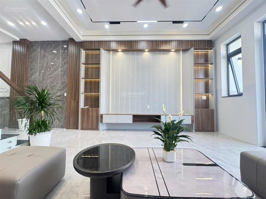 Bán nhà sát nhựa giồng lớn, nhà mới xây 4pn, nội thất đầy đủ | 5x26m, shr hỗ trợ bank