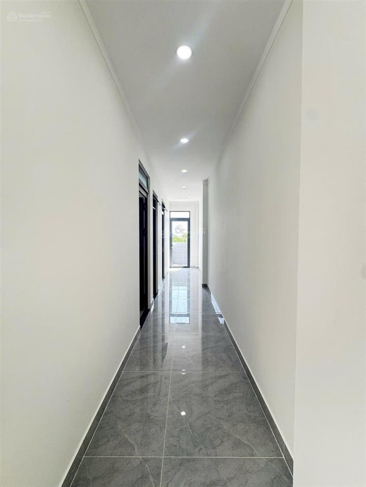 Bán nhà sát nhựa giồng lớn, nhà mới xây 4pn, nội thất đầy đủ | 5x26m, shr hỗ trợ bank