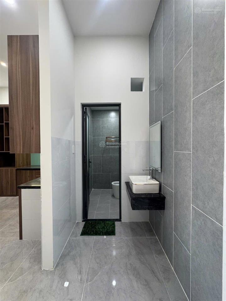 Bán nhà sát nhựa giồng lớn, nhà mới xây 4pn, nội thất đầy đủ | 5x26m, shr hỗ trợ bank