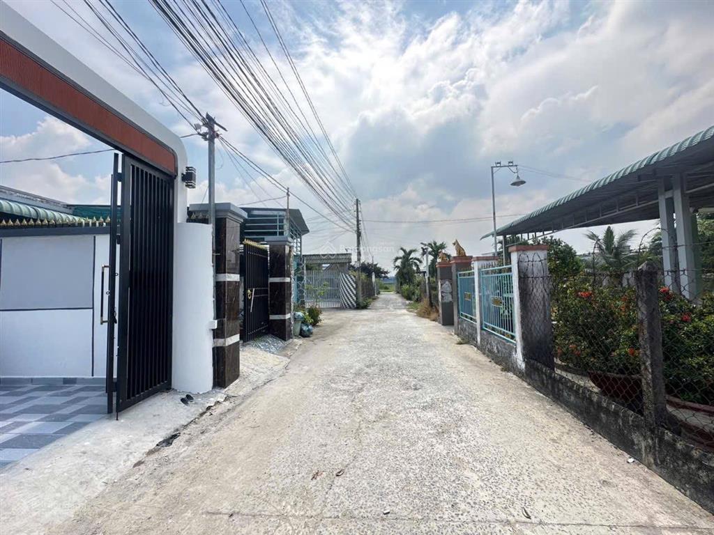 Chủ kẹt tiền hạ 150 triệu bán nhanh nhà mới siêu đẹp gần ngã 3 mỹ hạnh| dt 4.5x23m  0915 852 ***