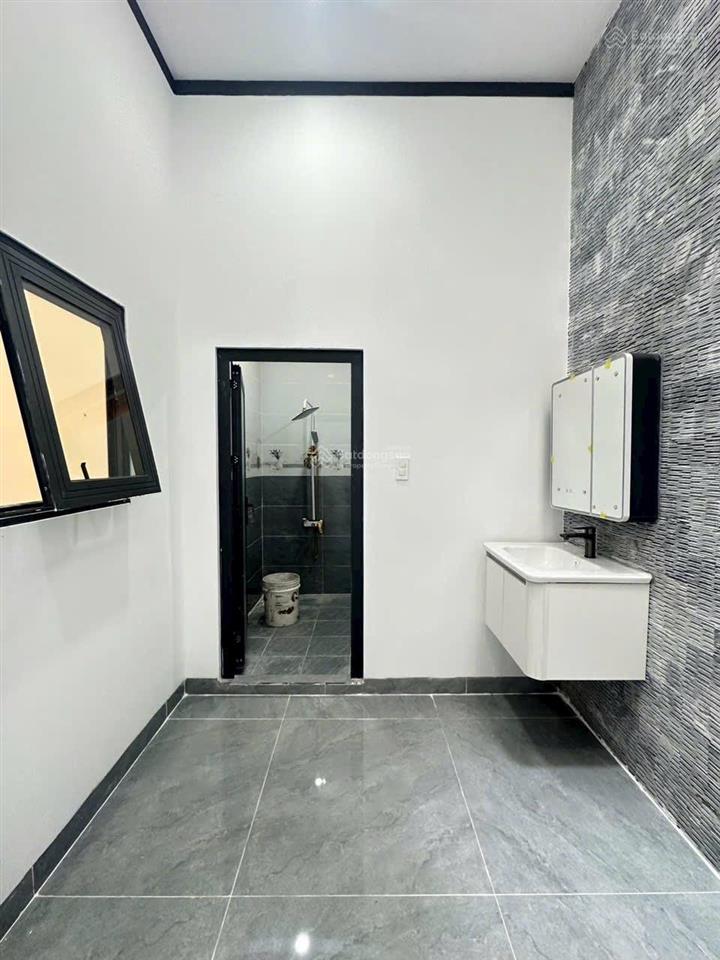 Chủ kẹt tiền hạ 150 triệu bán nhanh nhà mới siêu đẹp gần ngã 3 mỹ hạnh| dt 4.5x23m  0915 852 ***