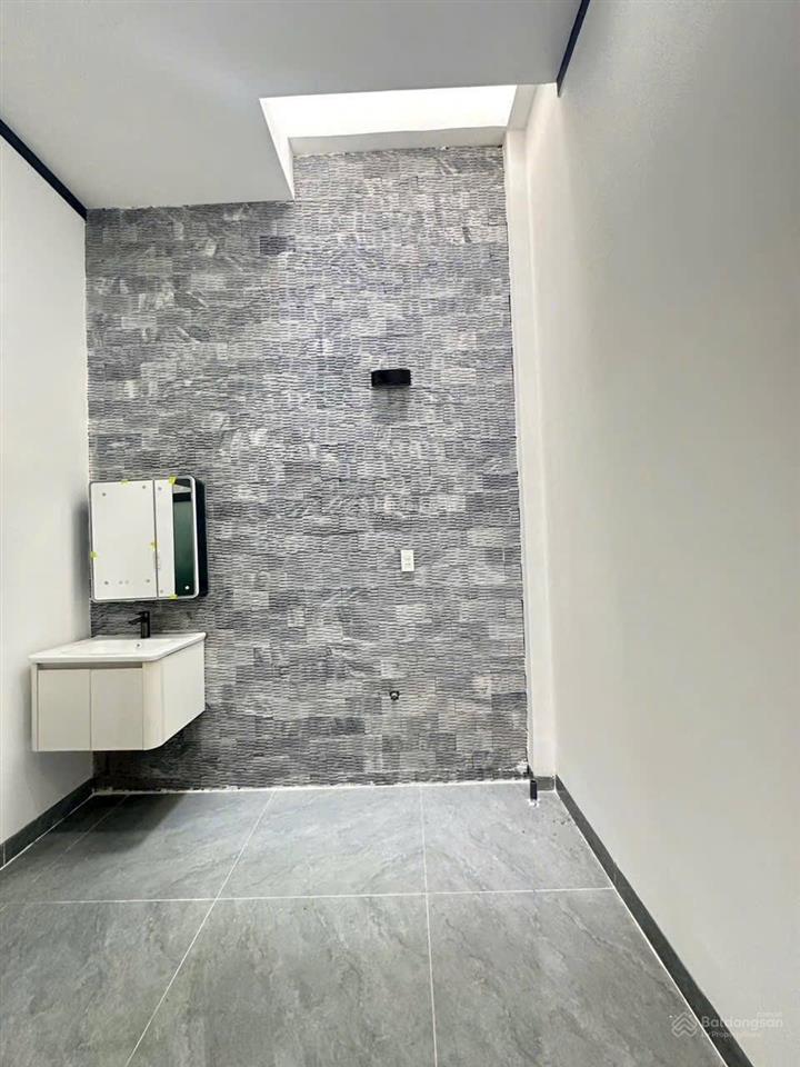 Chủ kẹt tiền hạ 150 triệu bán nhanh nhà mới siêu đẹp gần ngã 3 mỹ hạnh| dt 4.5x23m  0915 852 ***