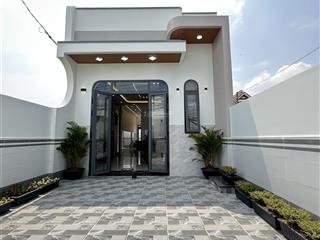 Kẹt tiền bán lỗ, nhà xây mới có nội thất, đường giồng lớn, dt 5x20m, shr