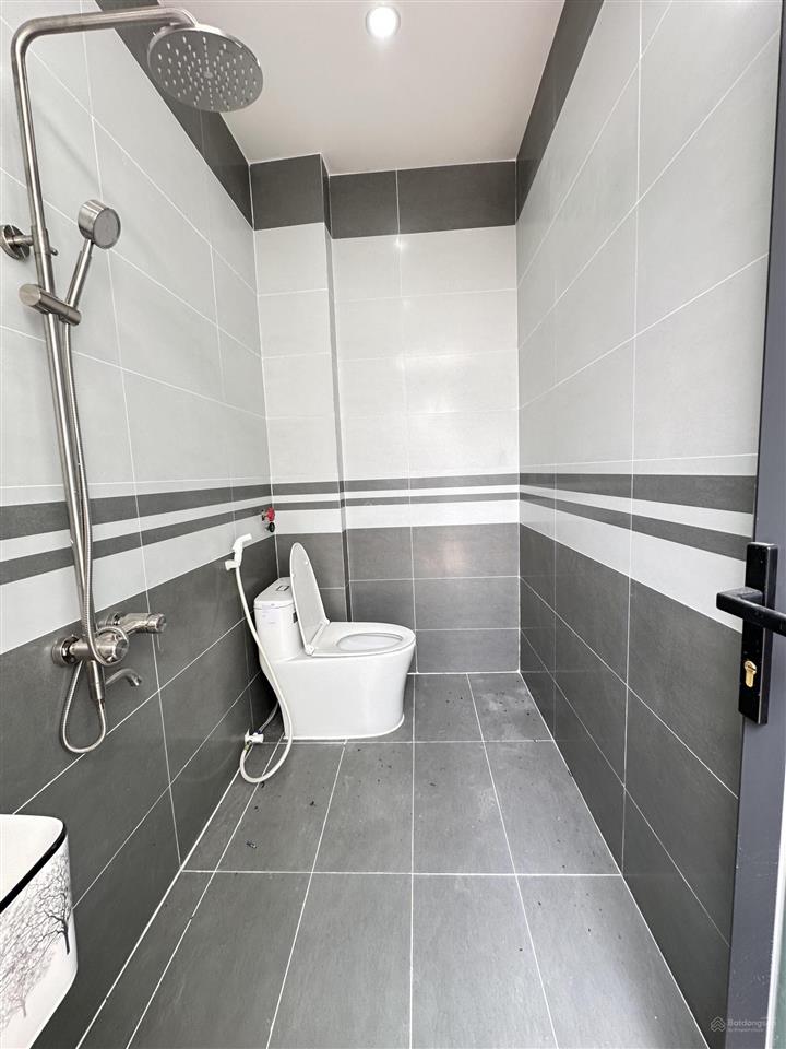 Kẹt tiền bán lỗ, nhà xây mới có nội thất, đường giồng lớn, dt 5x20m, shr