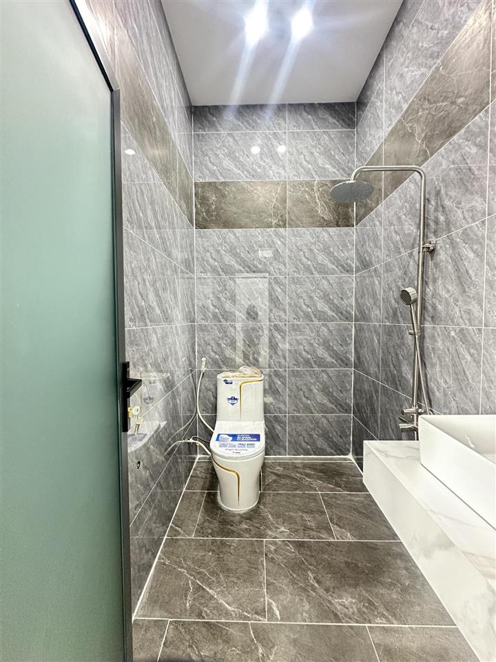 Bán nhà đường hoa vàng, xã mỹ hạnh nam | dt 5x25m| nhà mới xây 4 phòng ngủ