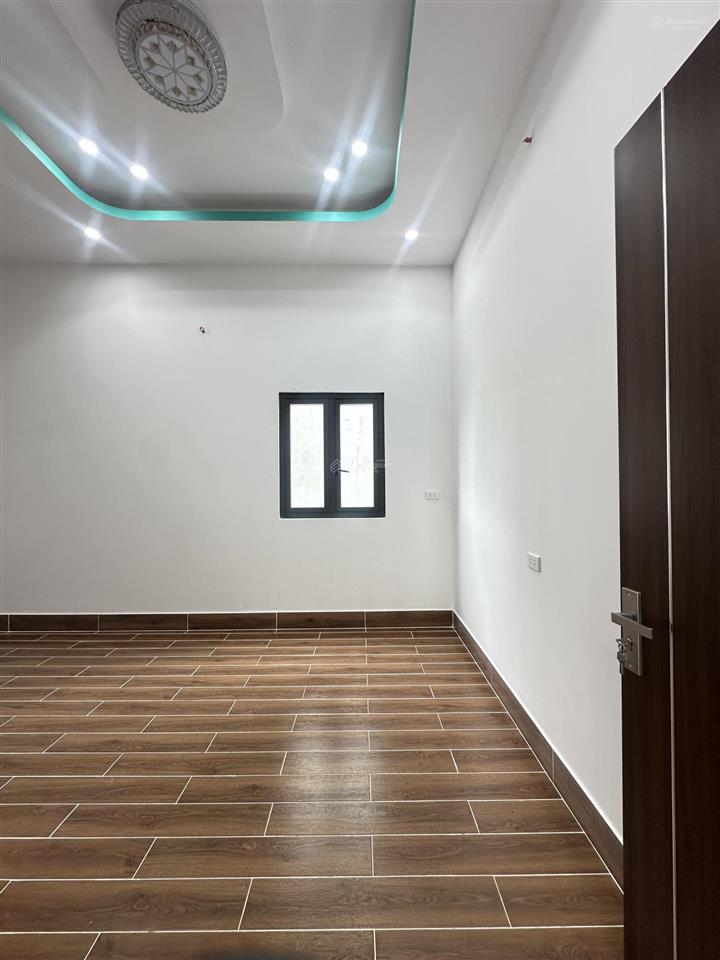 Bán nhà đường hoa vàng, xã mỹ hạnh nam | dt 5x25m| nhà mới xây 4 phòng ngủ