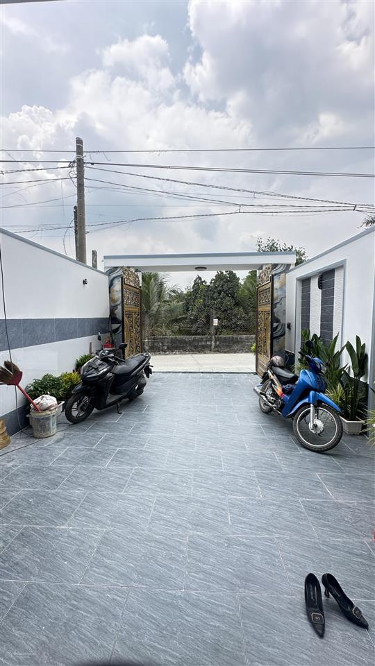 Bán nhà đường hoa vàng, xã mỹ hạnh nam | dt 5x25m| nhà mới xây 4 phòng ngủ