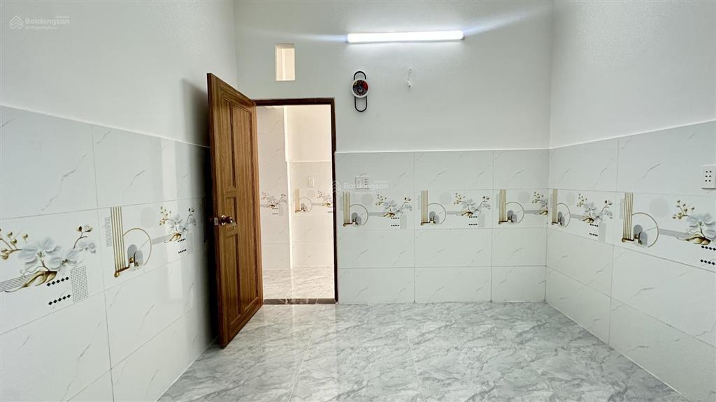 Nhà đẹp mới xây giá rẻ nhất khu vực, 1 trệt 1 lầu có 4 phòng, giá 2 tỷ 570