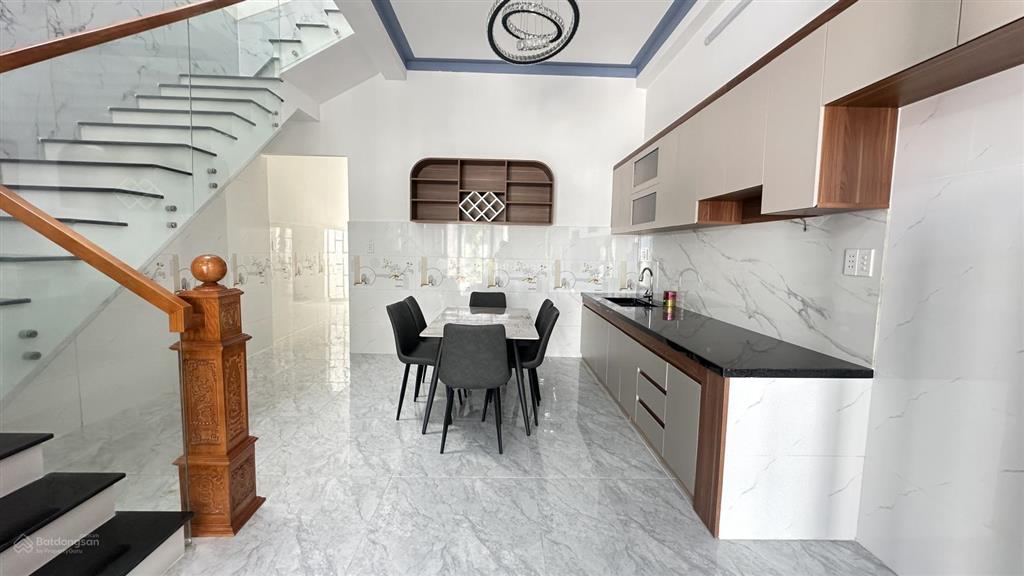 Nhà đẹp mới xây giá rẻ nhất khu vực, 1 trệt 1 lầu có 4 phòng, giá 2 tỷ 570
