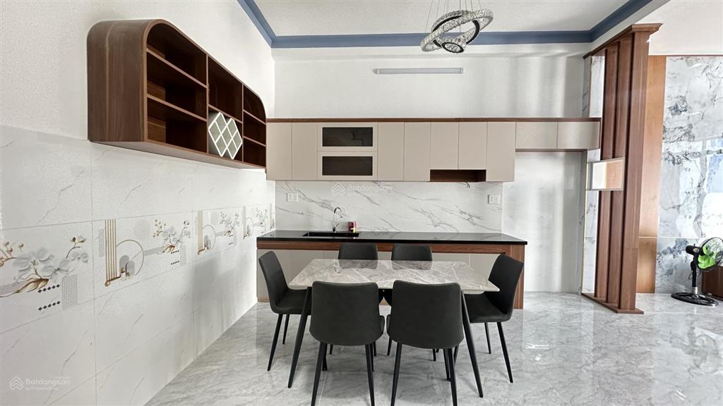 Nhà đẹp mới xây giá rẻ nhất khu vực, 1 trệt 1 lầu có 4 phòng, giá 2 tỷ 570