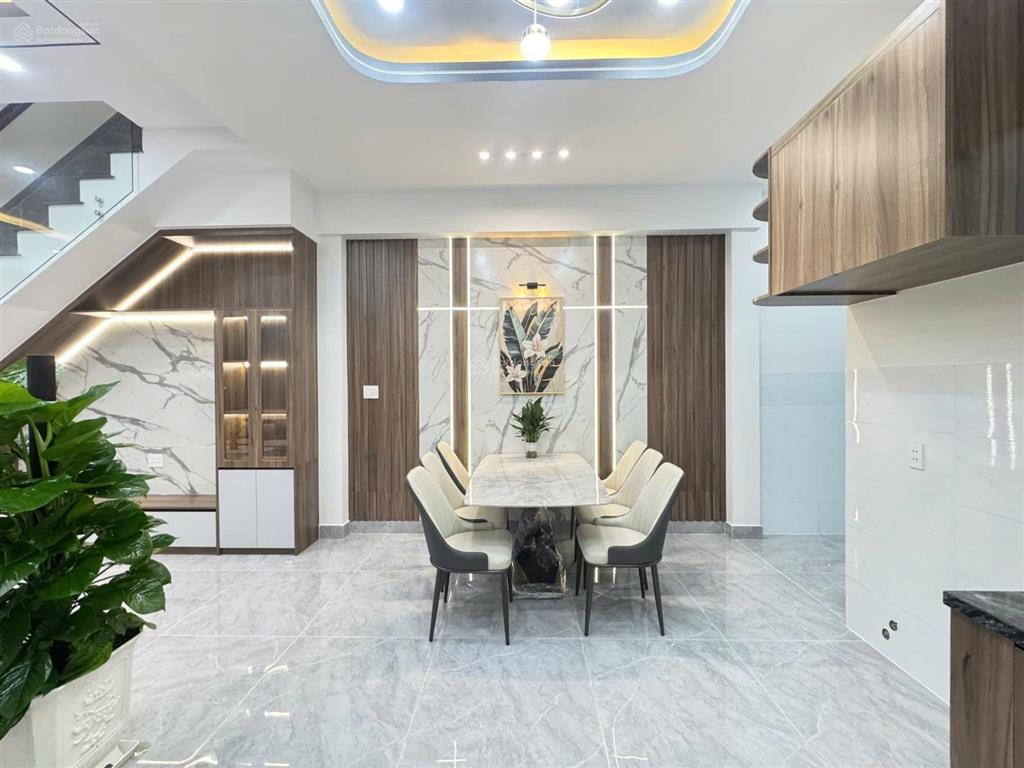 Nhà mới ngay chợ mỹ hạnh, đường giồng lớn |dt 5x22m, giá 2 tỷ 860, 4 phòng rộng rãi
