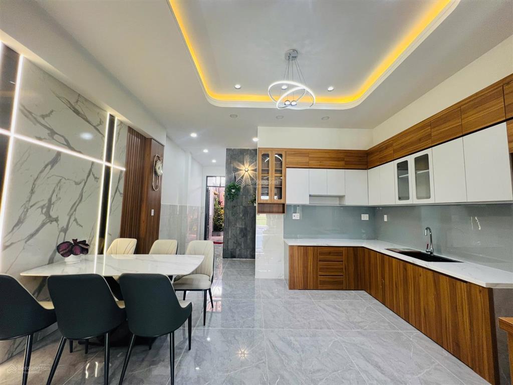 Nhà đẹp vừa xong, vị trí đẹp gần kdc xuyên á, xem ngay kẻo lỡ, dt 5x30m có 4 phòng
