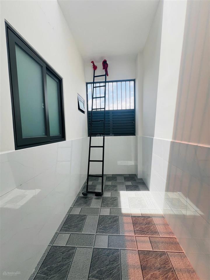 Nhà đẹp vừa xong, vị trí đẹp gần kdc xuyên á, xem ngay kẻo lỡ, dt 5x30m có 4 phòng