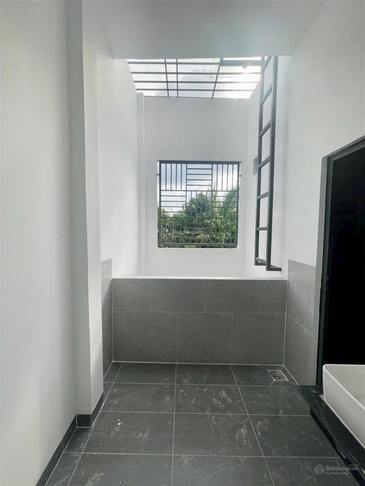 Nhà mới hoàn thiện gần chợ chiều tỉnh lộ 10, diện tích 5x22m, nhà 3 pn, đường nhựa 6m
