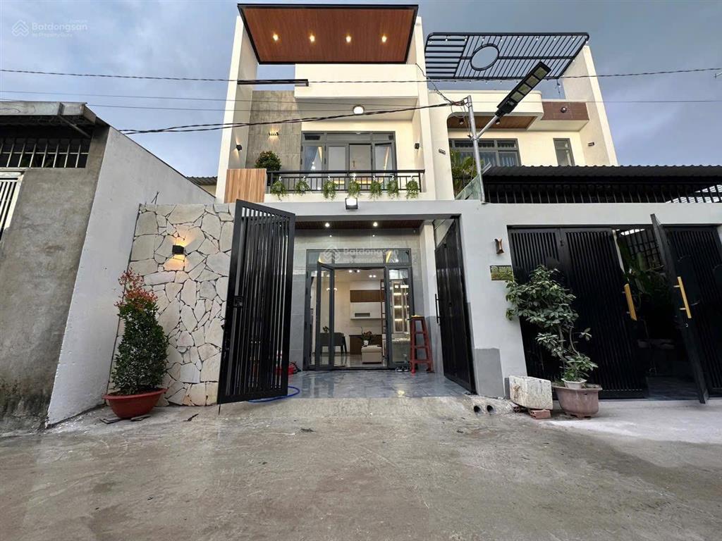 Nhà đẹp giá thật 1 trệt 1 lầu có 3 phòng ngủ giá 1,9 tỷ sổ riêng riêng hoàn công