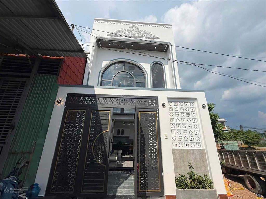 Nhà đức hòa xây mới, 3 phòng ngủ gần tỉnh lộ 10 giá 1 tỷ 990, sổ sẵn