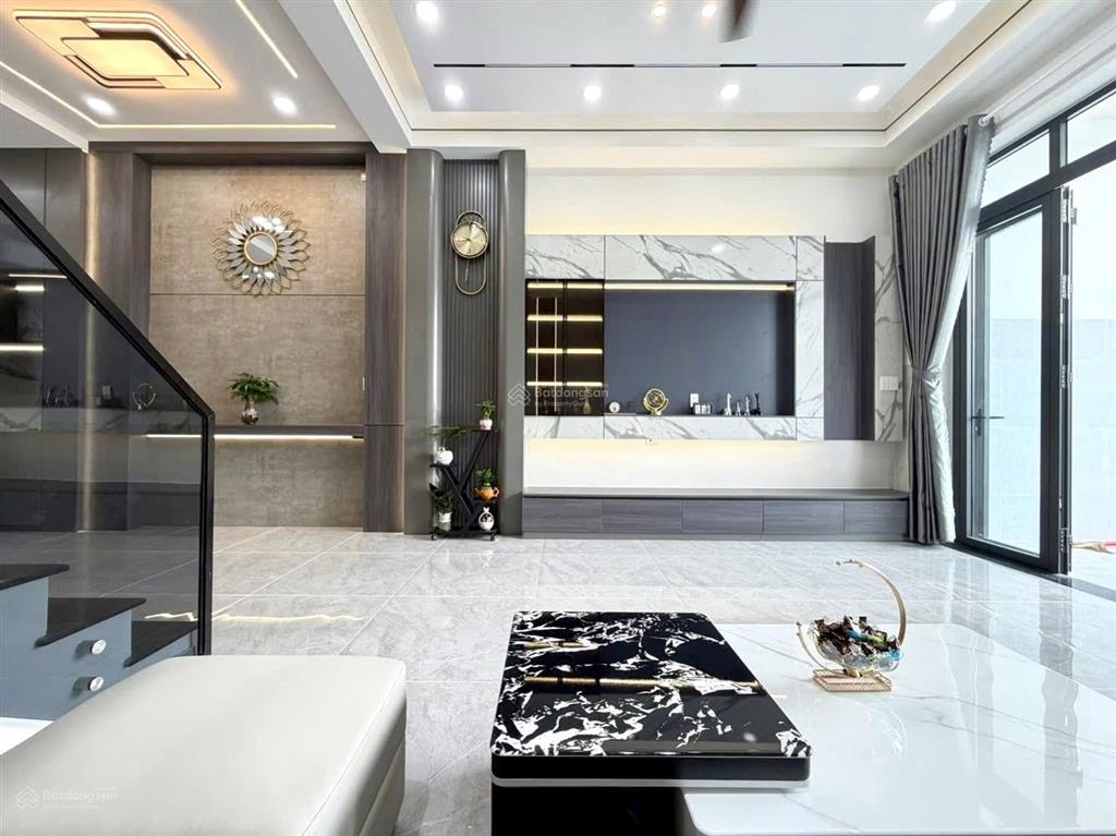 Nhà gần vin hóc môn diện tích 5x40m, 4 phòng ngủ full nội thất nhà xây mới, shr đầy đủ.