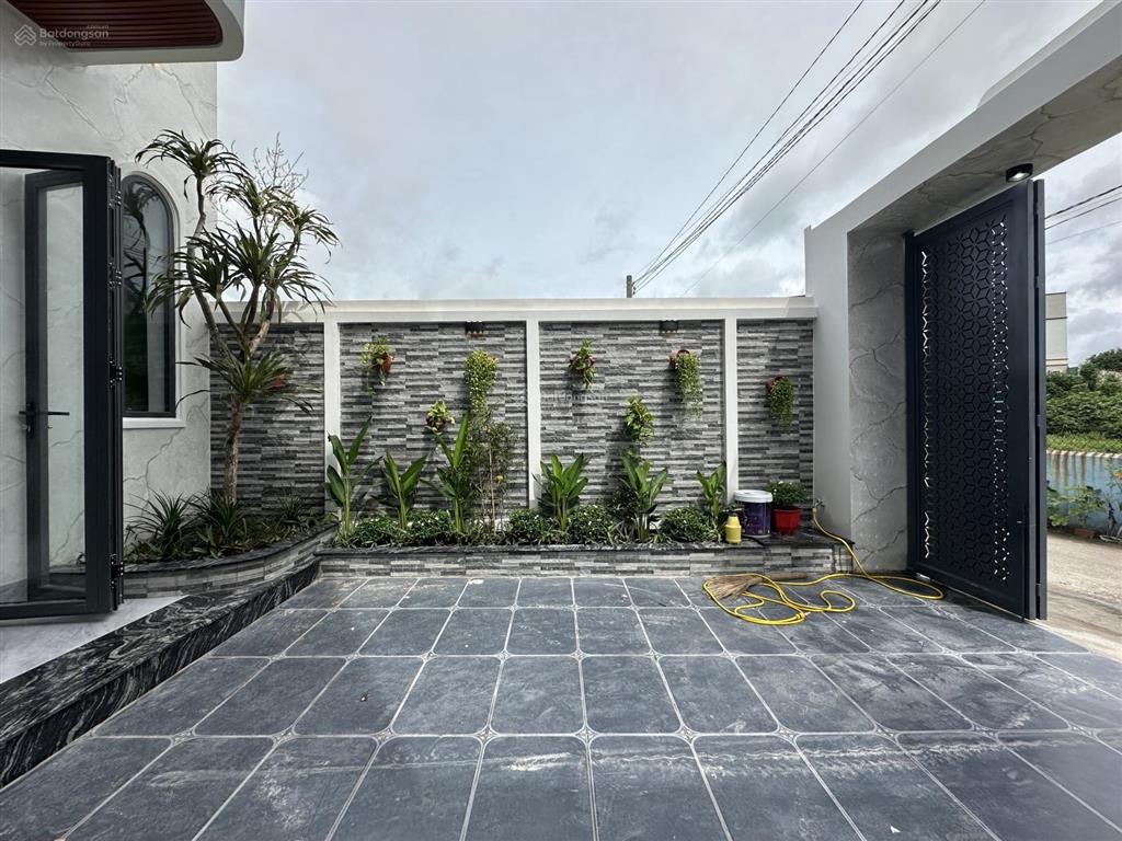 Bán nhà gần chợ mỹ hạnh nam, nhà xây mới, đường bê tông xe ôtô tới nhà