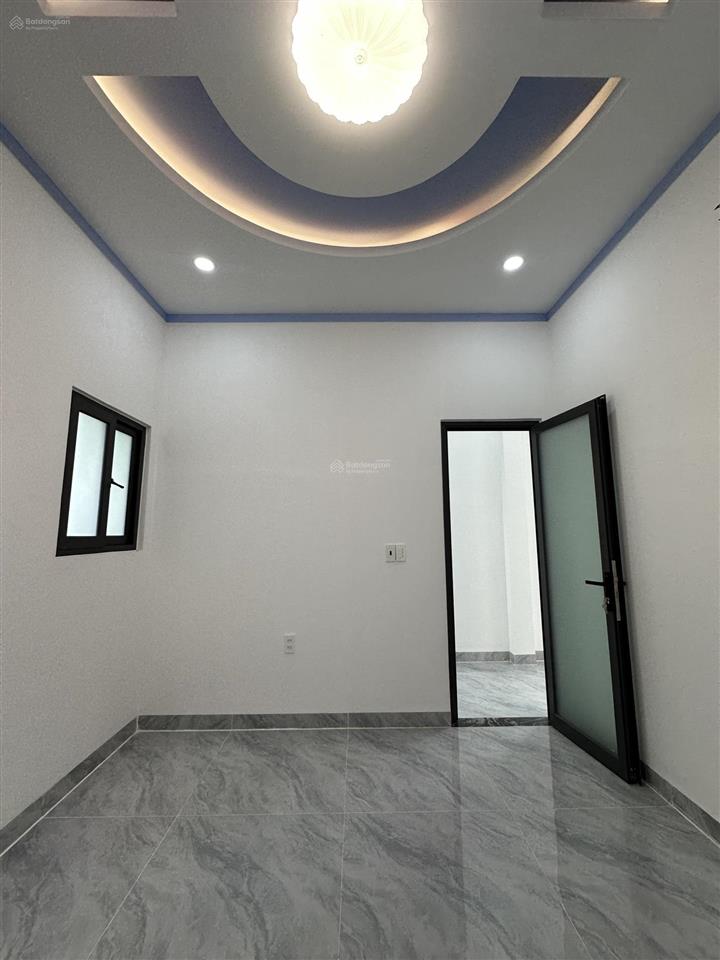 Bán nhà gần chợ mỹ hạnh nam, nhà xây mới, đường bê tông xe ôtô tới nhà