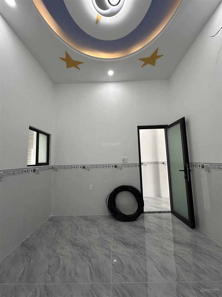 Bán nhà gần chợ mỹ hạnh nam, nhà xây mới, đường bê tông xe ôtô tới nhà