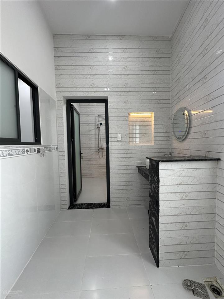 Bán nhà gần chợ mỹ hạnh nam, nhà xây mới, đường bê tông xe ôtô tới nhà