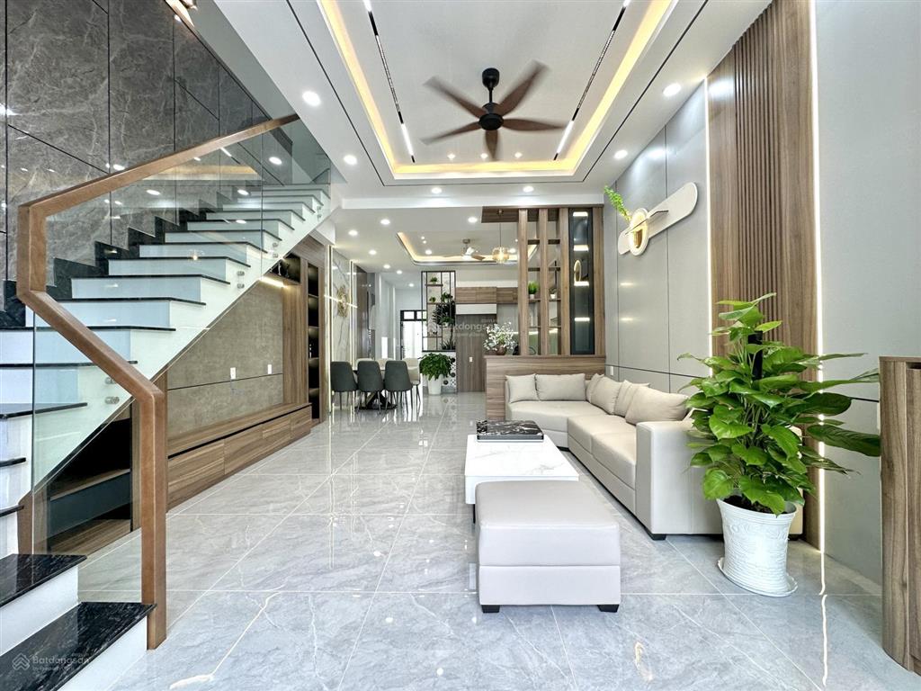 Bán nhà mặt tiền nhựa hoa vàng, mỹ hạnh nam dt 5x37m, 4 phòng ngủ