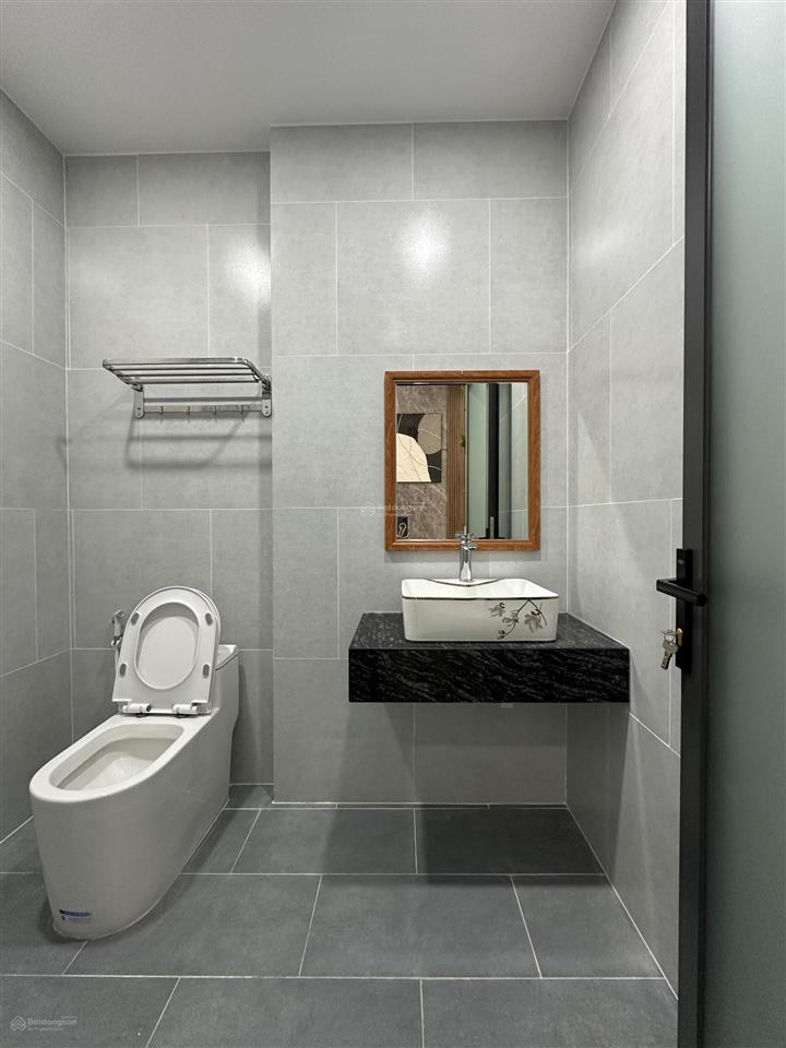 Bán nhà mặt tiền nhựa hoa vàng, mỹ hạnh nam dt 5x37m, 4 phòng ngủ
