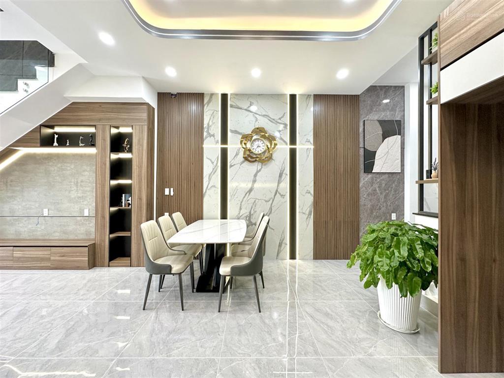 Bán nhà mặt tiền nhựa hoa vàng, mỹ hạnh nam dt 5x37m, 4 phòng ngủ