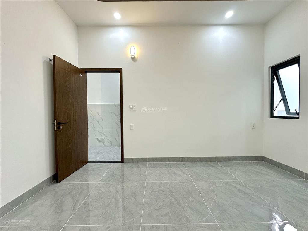 Bán nhà mặt tiền nhựa hoa vàng, mỹ hạnh nam dt 5x37m, 4 phòng ngủ