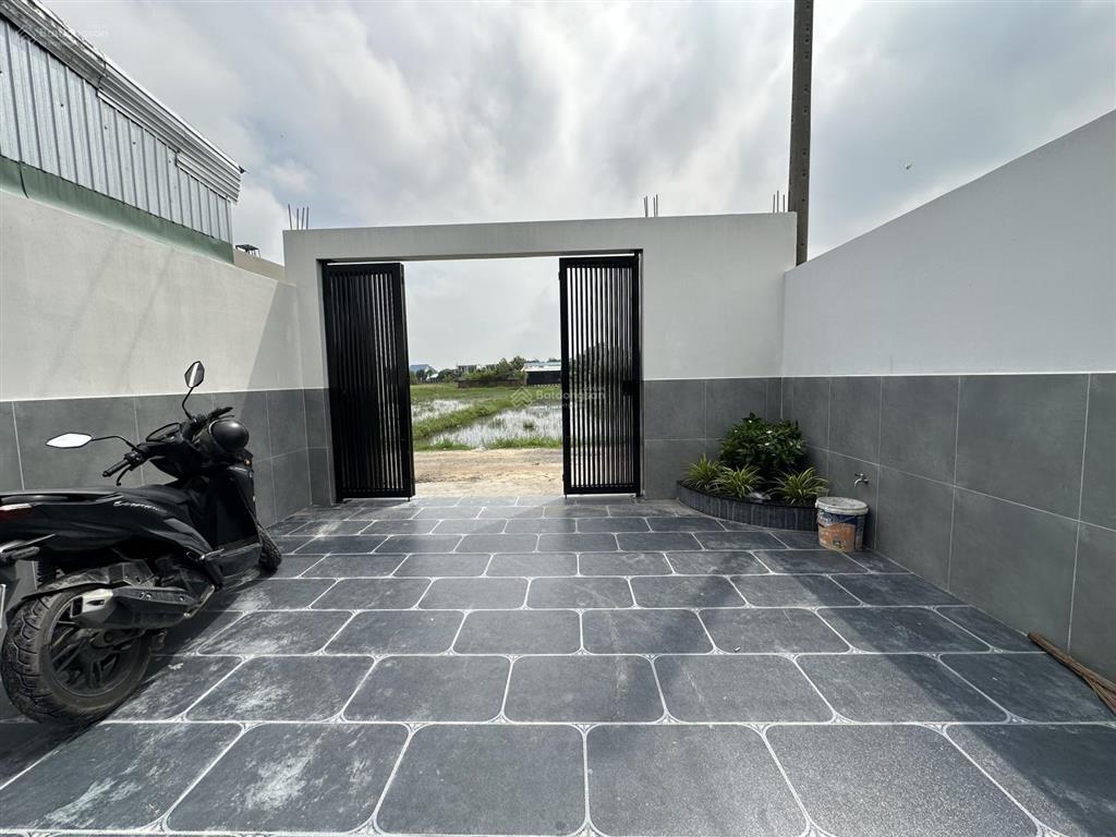 Nhà cấp 4 xây mới 3 phòng ngủ siêu đẹp gần nhựa giồng lớn, dt 5x25m có sân để ô  tô