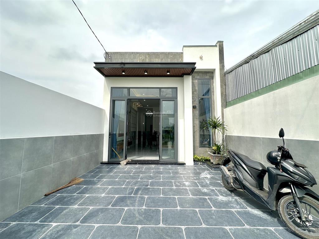 Nhà cấp 4 xây mới 3 phòng ngủ siêu đẹp gần nhựa giồng lớn, dt 5x25m có sân để ô  tô