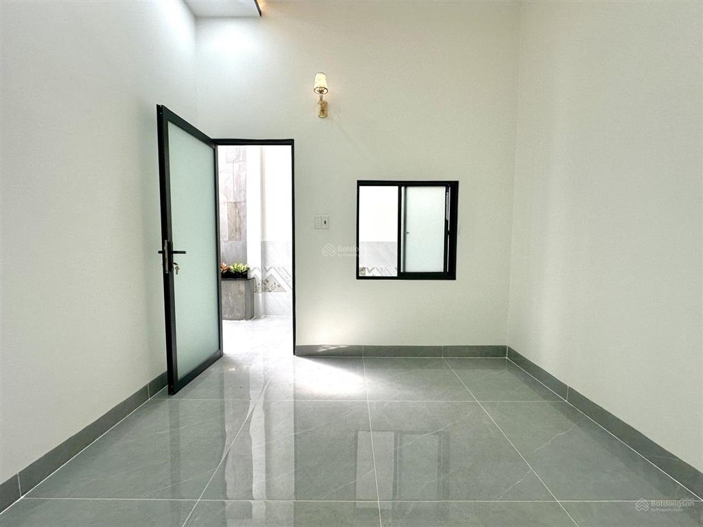 Nhà cấp 4 xây mới 3 phòng ngủ siêu đẹp gần nhựa giồng lớn, dt 5x25m có sân để ô  tô